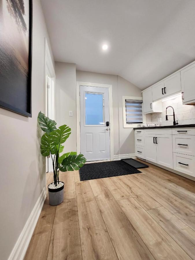 The Cozy Cove Modern King-Bedroom Full Apartment Sainte-Catherine Buitenkant foto