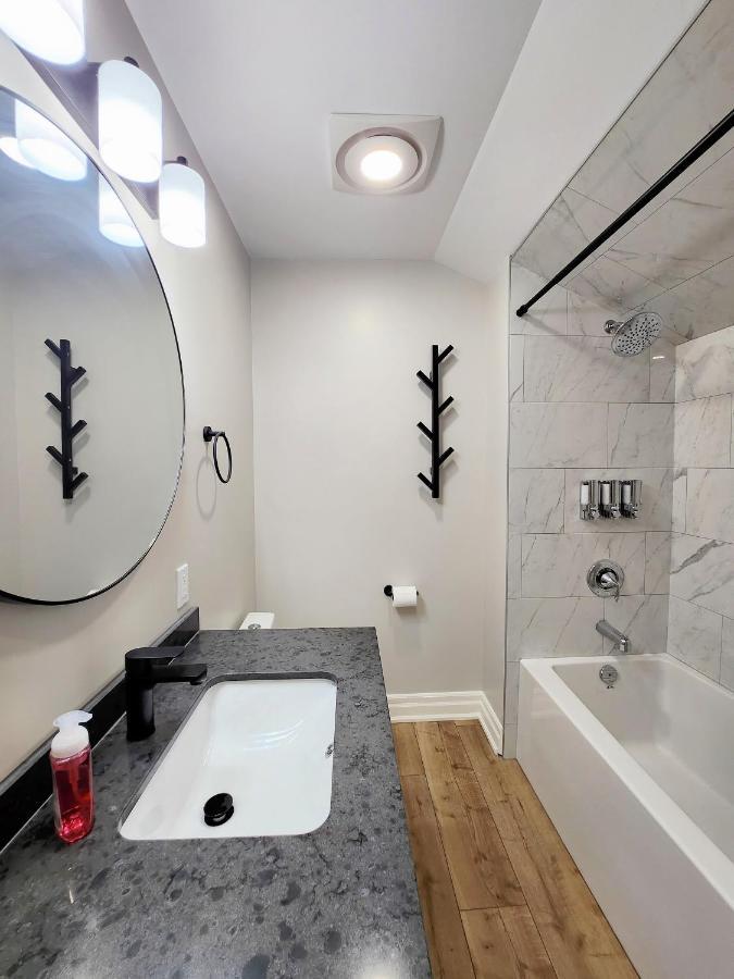 The Cozy Cove Modern King-Bedroom Full Apartment Sainte-Catherine Buitenkant foto